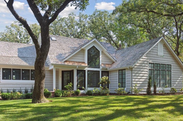 view of front of property featuring a front yard