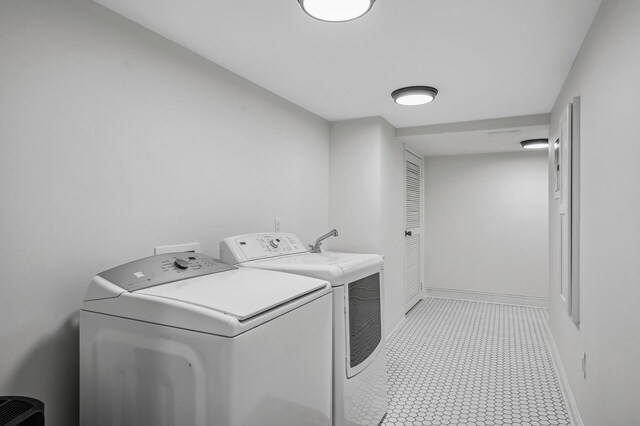10 Saint Albans Rd E, Hopkins, MN 55305 - laundry area with washer and clothes dryer and baseboards