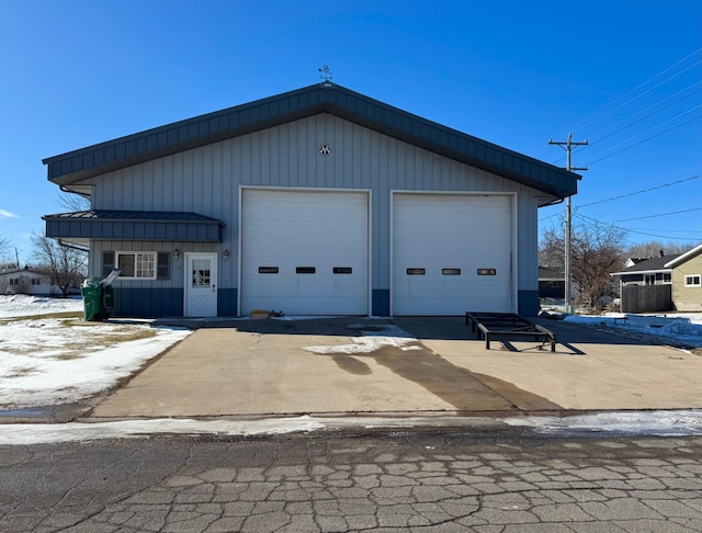 view of front facade featuring a garage