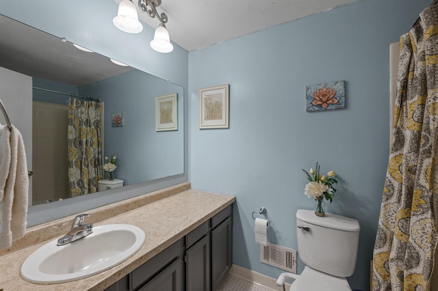 full bathroom with visible vents, baseboards, toilet, a shower with shower curtain, and vanity