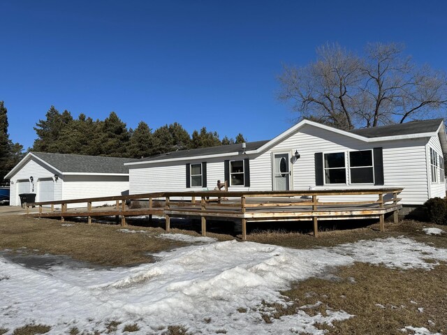 manufactured / mobile home with a wooden deck