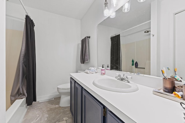 full bath with shower / bath combo with shower curtain, toilet, vanity, and baseboards