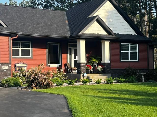 view of front of property featuring a porch and a front lawn