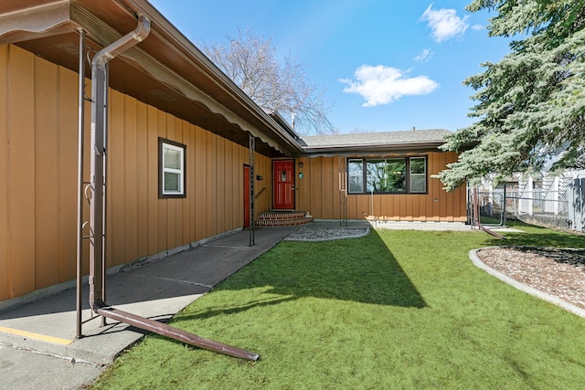 1422 24th Ave S, Moorhead, MN 56560 - property entrance featuring a gate