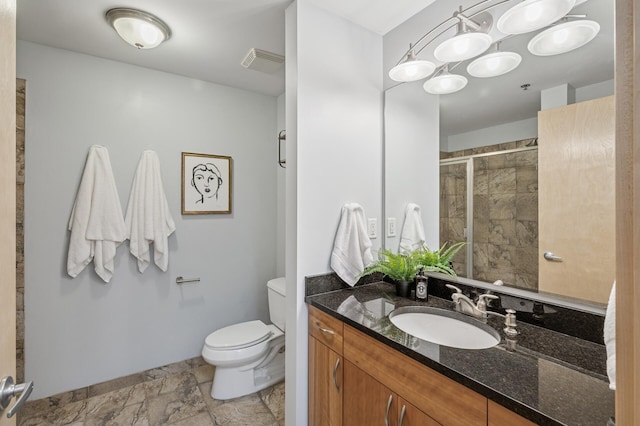 full bath featuring toilet, visible vents, vanity, baseboards, and a stall shower