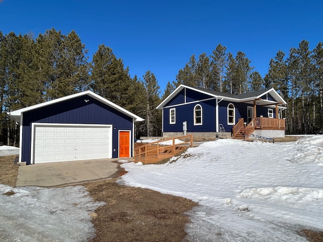 view of front of property featuring an outdoor structure