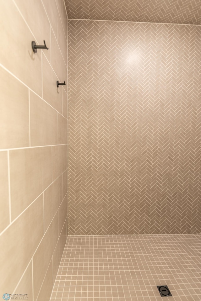 bathroom featuring a tile shower