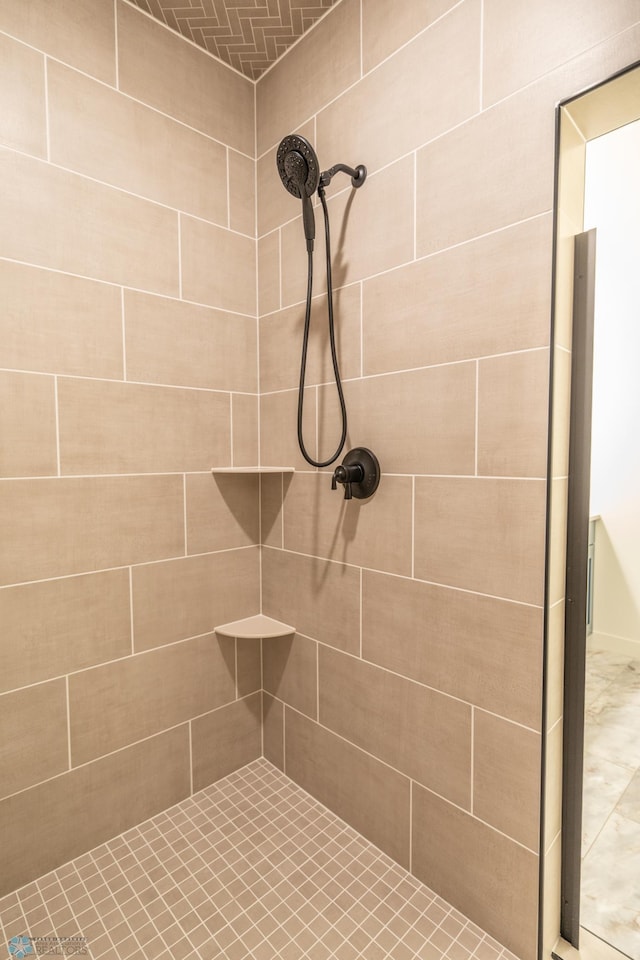 full bath with tiled shower