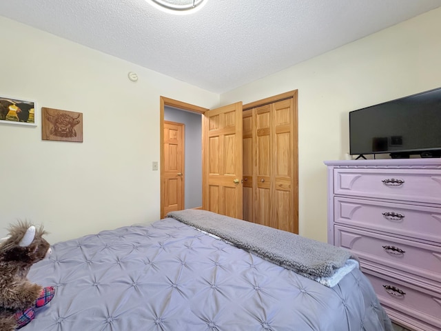 bedroom featuring a textured ceiling and a closet