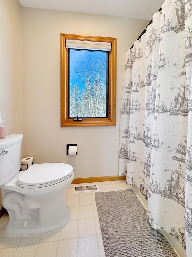 full bathroom featuring visible vents, curtained shower, toilet, and baseboards