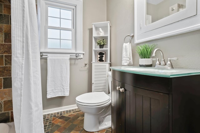 full bathroom with a shower with curtain, toilet, vanity, and baseboards