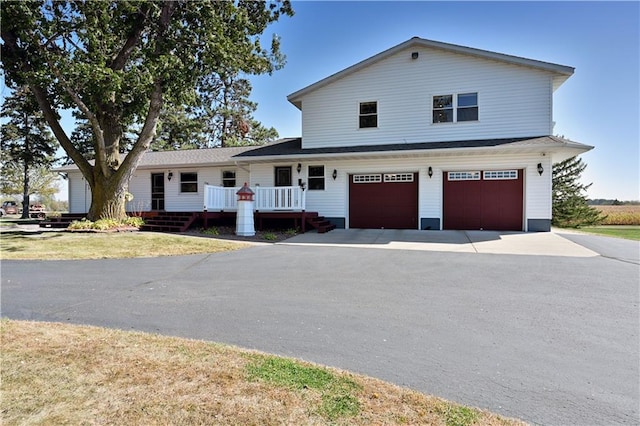 view of front facade featuring a garage and driveway