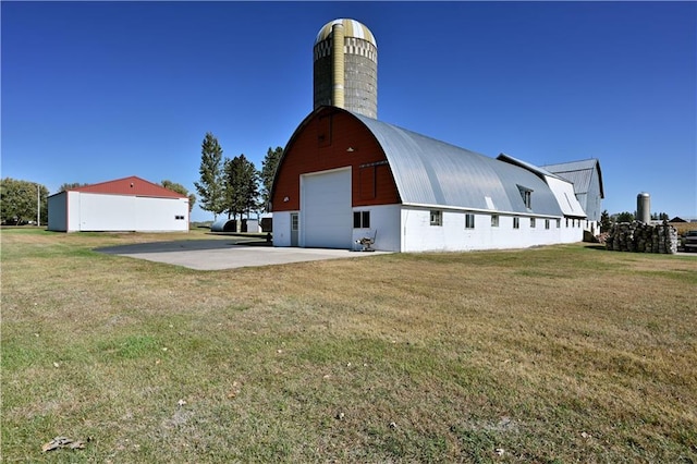 view of pole building featuring a lawn