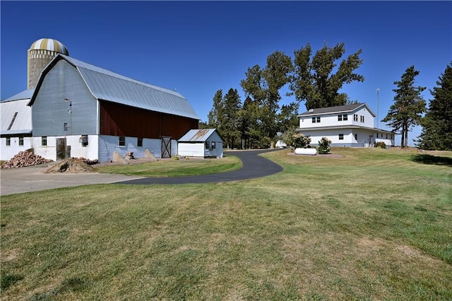 view of yard featuring a barn and an outbuilding