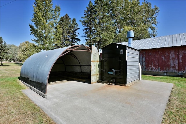 view of outdoor structure featuring an outbuilding