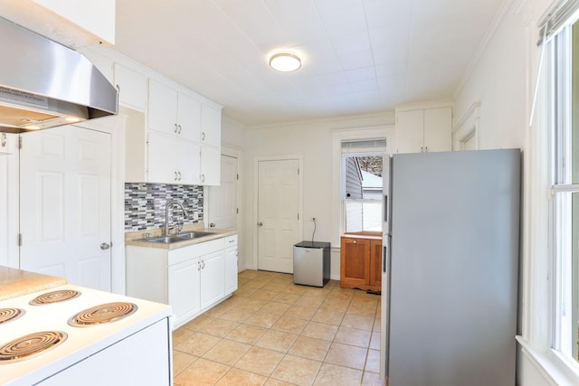 kitchen with under cabinet range hood, a sink, white electric range oven, freestanding refrigerator, and light countertops