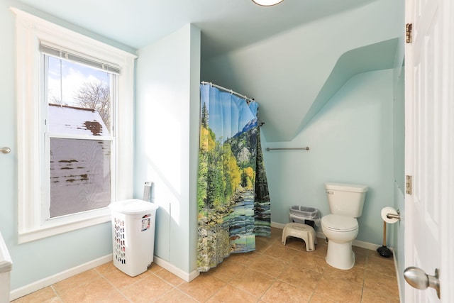 full bathroom featuring tile patterned flooring, a shower with shower curtain, toilet, and baseboards