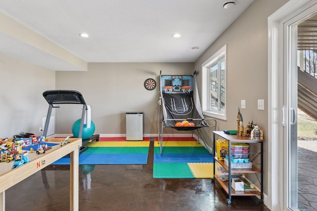 exercise area featuring plenty of natural light, recessed lighting, and baseboards