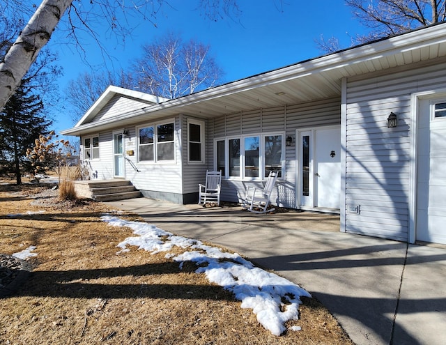 view of front of house with driveway