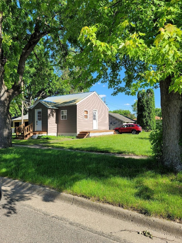 view of front of home featuring a front lawn