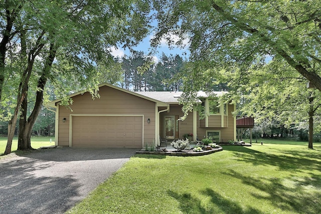 view of front facade featuring a front yard, an attached garage, and driveway