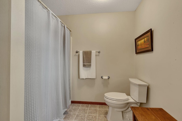 full bath with toilet, a textured ceiling, a shower with shower curtain, tile patterned flooring, and baseboards