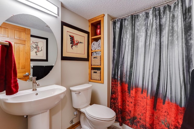 1950 Park Ridge Ct, Chaska, MN 55318 - full bathroom featuring a textured ceiling, toilet, a shower with curtain, a sink, and baseboards
