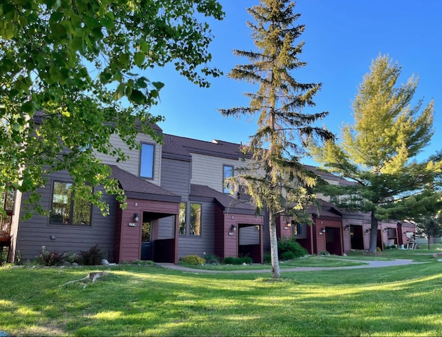 view of front of home with a front lawn