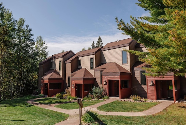 view of front of home featuring brick siding and a front yard