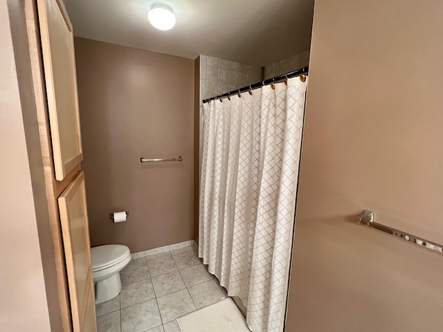 full bath featuring baseboards, tile patterned flooring, toilet, and a shower with curtain