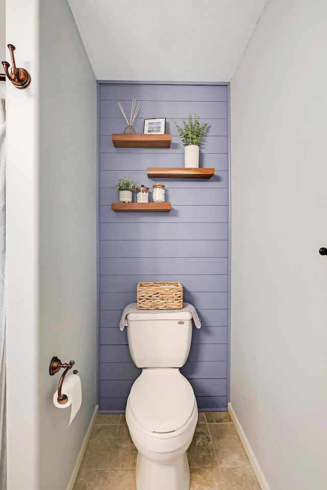 bathroom featuring toilet and baseboards