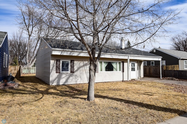 view of front of house featuring a front lawn and fence