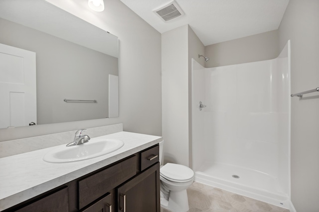 full bathroom featuring a shower, visible vents, vanity, and toilet