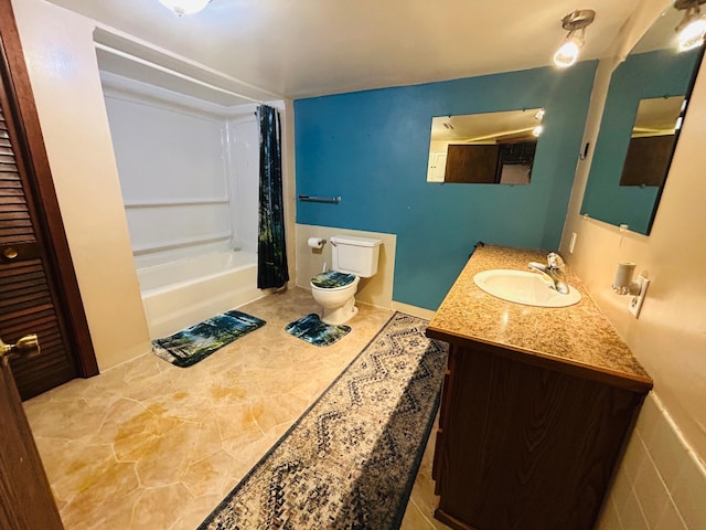 1789 Glynview Trl, Faribault, MN 55021 - bathroom with toilet, shower / tub combo with curtain, and vanity