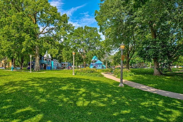 355 Laurel Ave, Saint Paul, MN 55102 - view of property's community featuring a yard