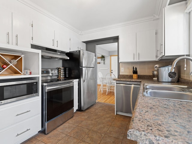 kitchen featuring under cabinet range hood, stainless steel appliances, crown molding, and a sink