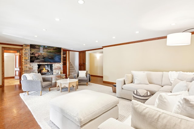 living room featuring recessed lighting, baseboards, a fireplace, and crown molding