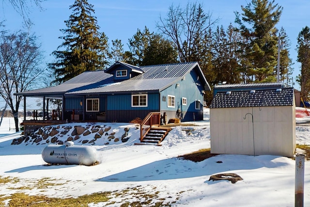 view of front of property with a shed, metal roof, and an outdoor structure