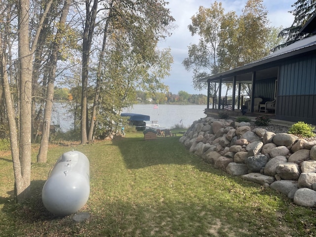 view of yard featuring a water view