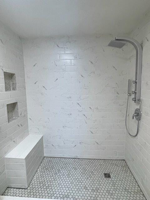 bathroom featuring a tile shower