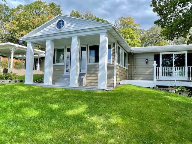 view of front facade featuring a porch and a front yard