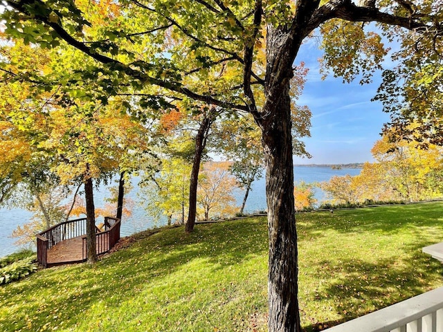 view of yard featuring a water view