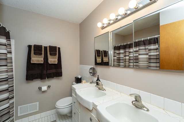 full bath featuring visible vents, curtained shower, toilet, tile patterned floors, and a textured ceiling