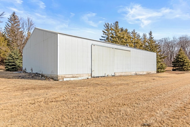 view of pole building featuring a yard