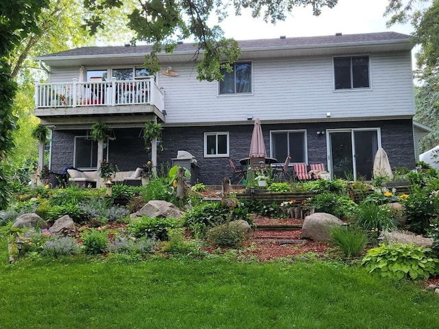 rear view of house featuring a lawn