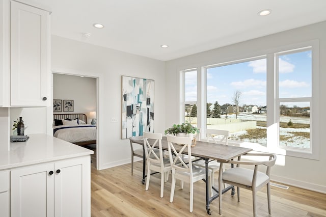 dining area featuring recessed lighting, light wood-style flooring, visible vents, and baseboards