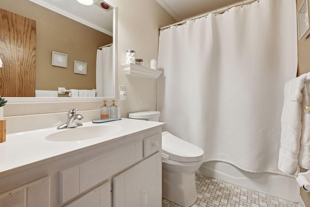 full bath with vanity, toilet, shower / tub combo with curtain, and crown molding