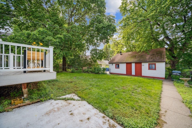 view of yard with an outdoor structure