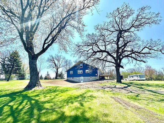 view of yard featuring a barn