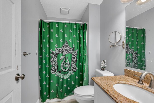 full bathroom with visible vents, curtained shower, toilet, vanity, and a textured ceiling